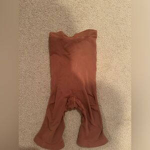 SKIMS SEAMLESS SCULPT HIGH-WAISTED ABOVE THE KNEE SHORT